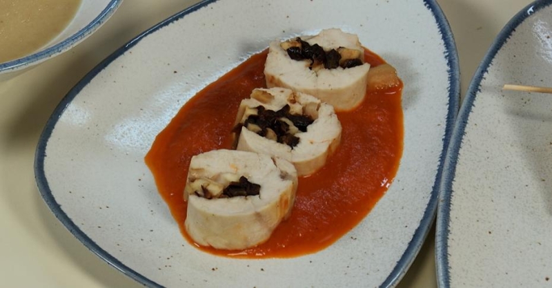 Фаршированный куриный рулет с томатным соусом