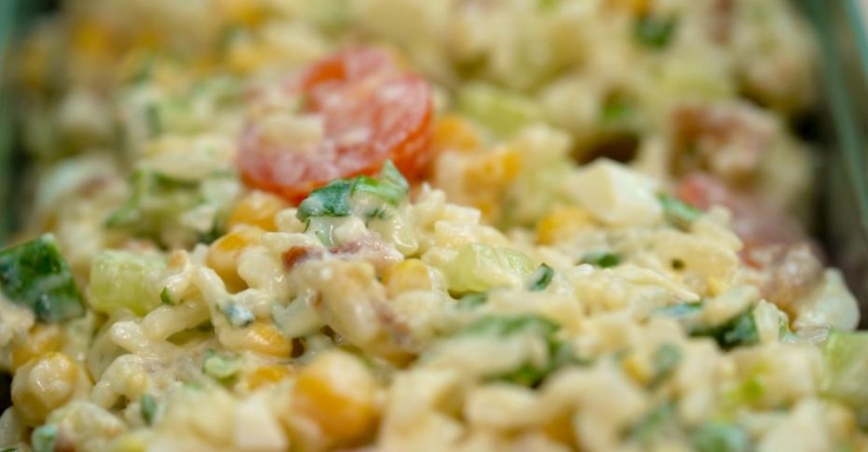 Сытный салат с рисом и кукурузой