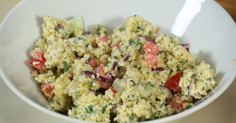 Салат с кускусом и соусом ранч